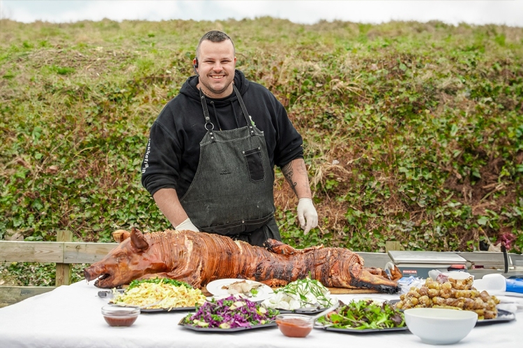 Helstegt pattegris med tilbehør og grill-mester på Sjælland